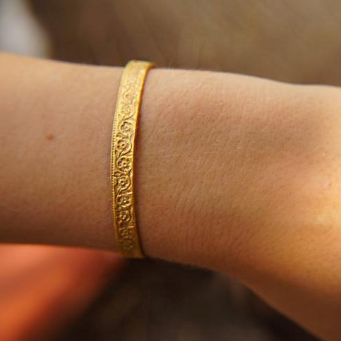 22 Kt Yellow Gold Artisan Texture Floral Open Bracelet Bangle 20 Gram