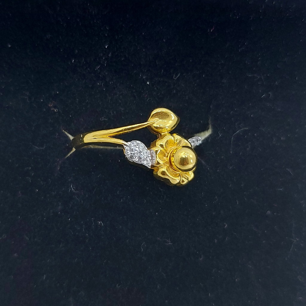 916 Gold CZ Flower Design Ring - Image 5