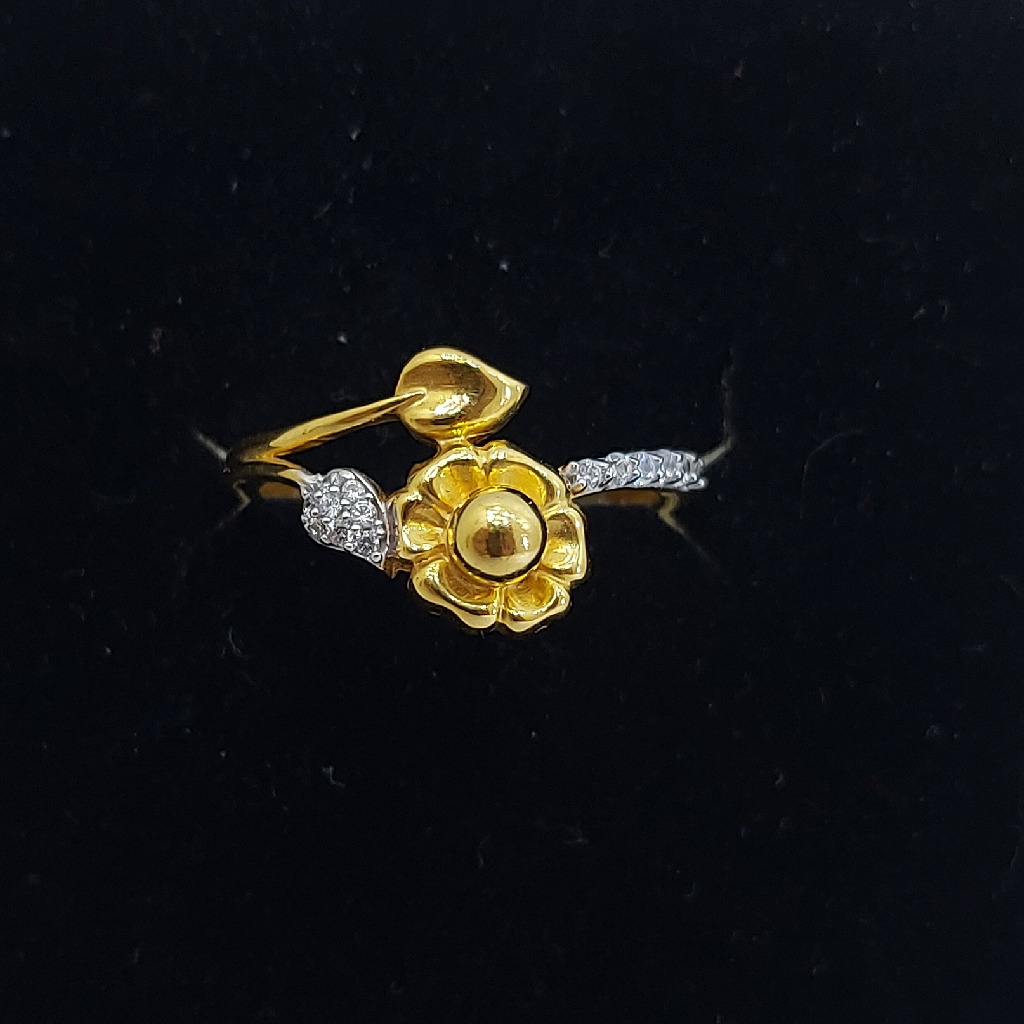 916 Gold CZ Flower Design Ring - Image 4