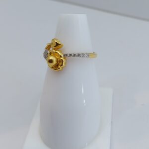 916 Gold CZ Flower Design Ring