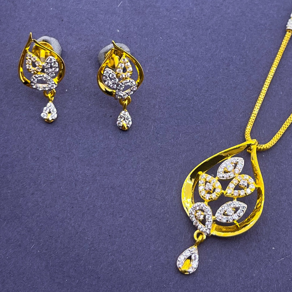 22.k Gold Diamond Chain Pendant Set - Image 2
