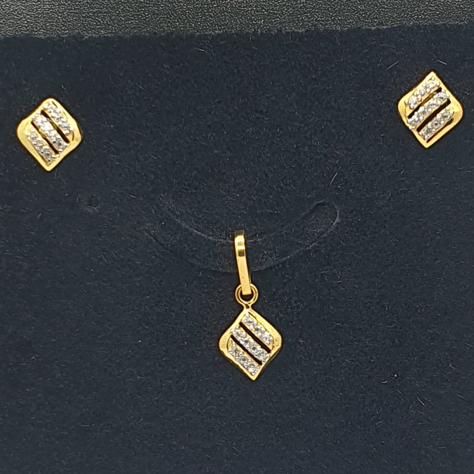 Gold 18.k Fancy Diamond Pendant Set