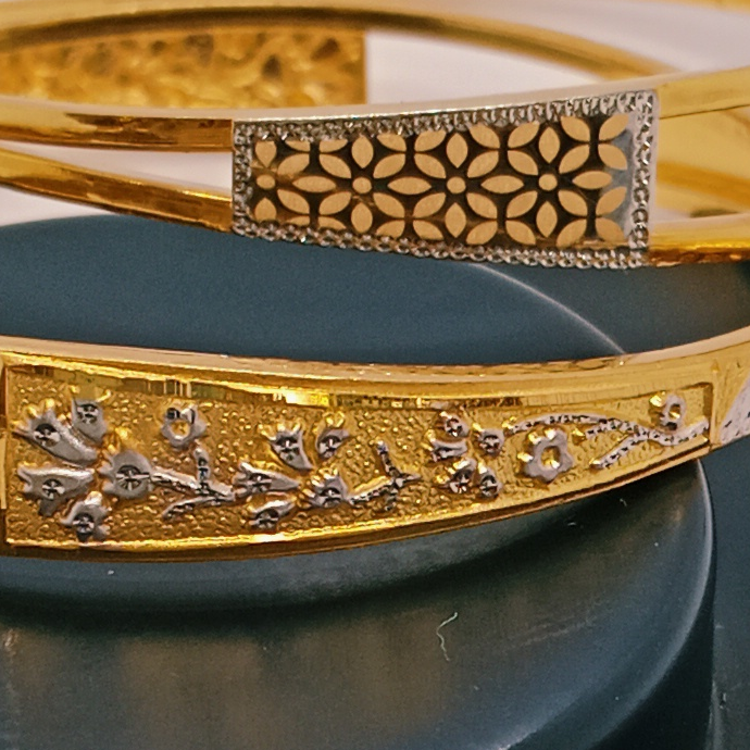 22k Gold Ladies Bangle - Image 2