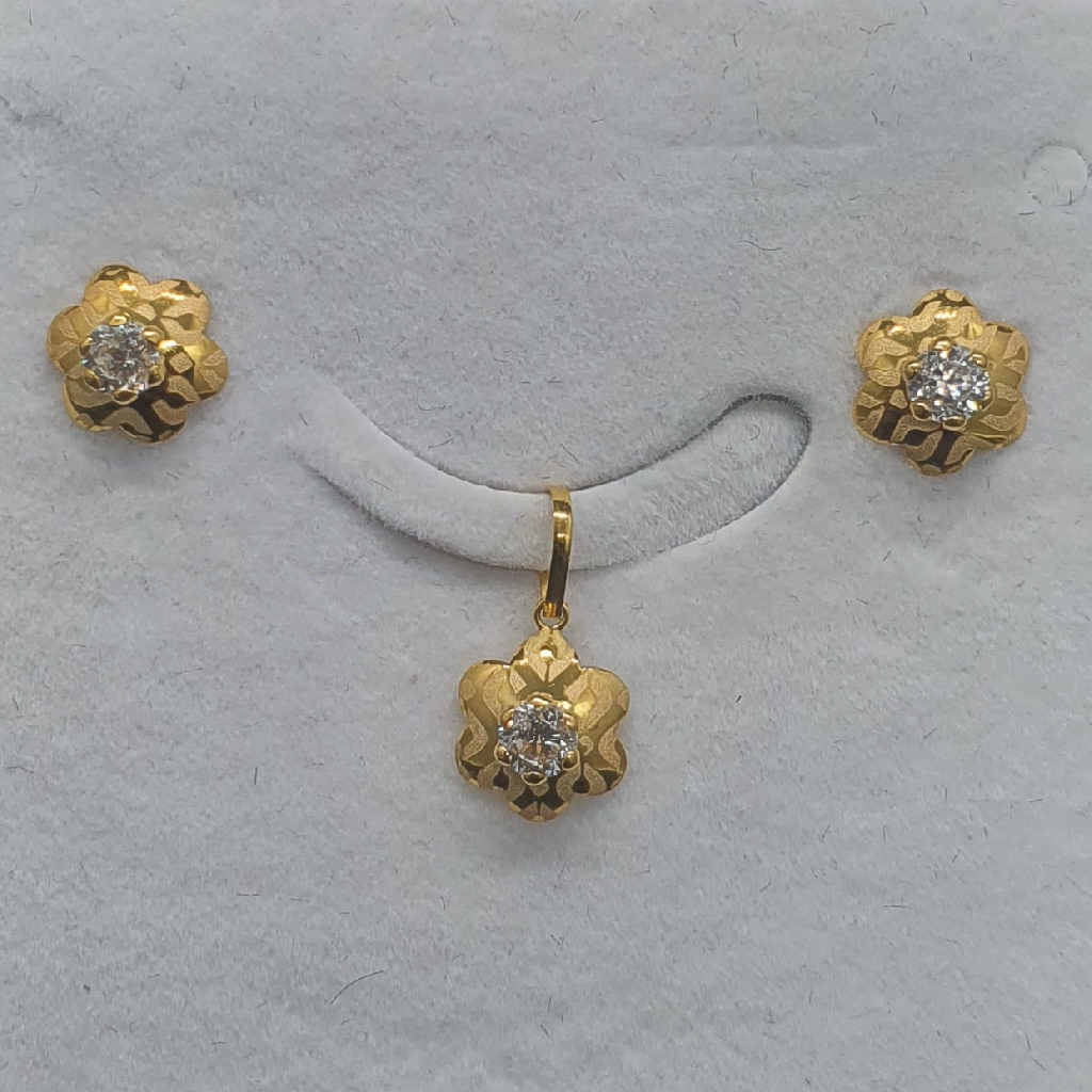Gold White Diamond Pendant Set