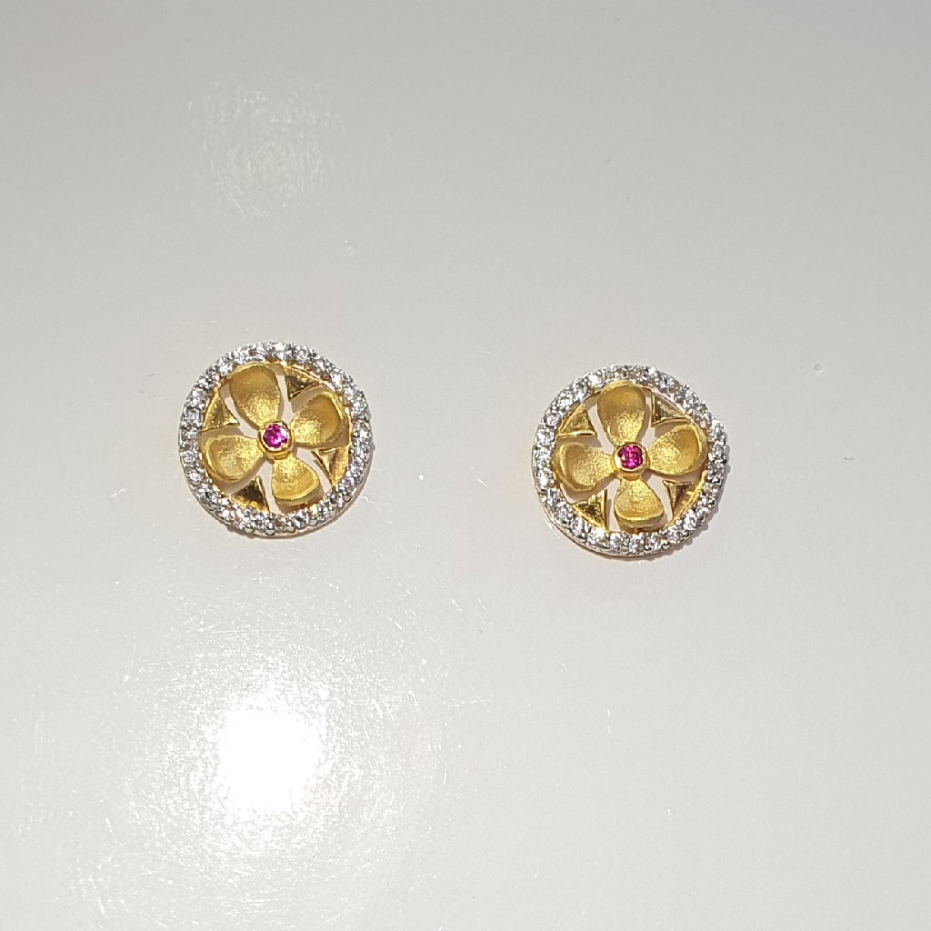 gold shape design diamond earrings - Image 2