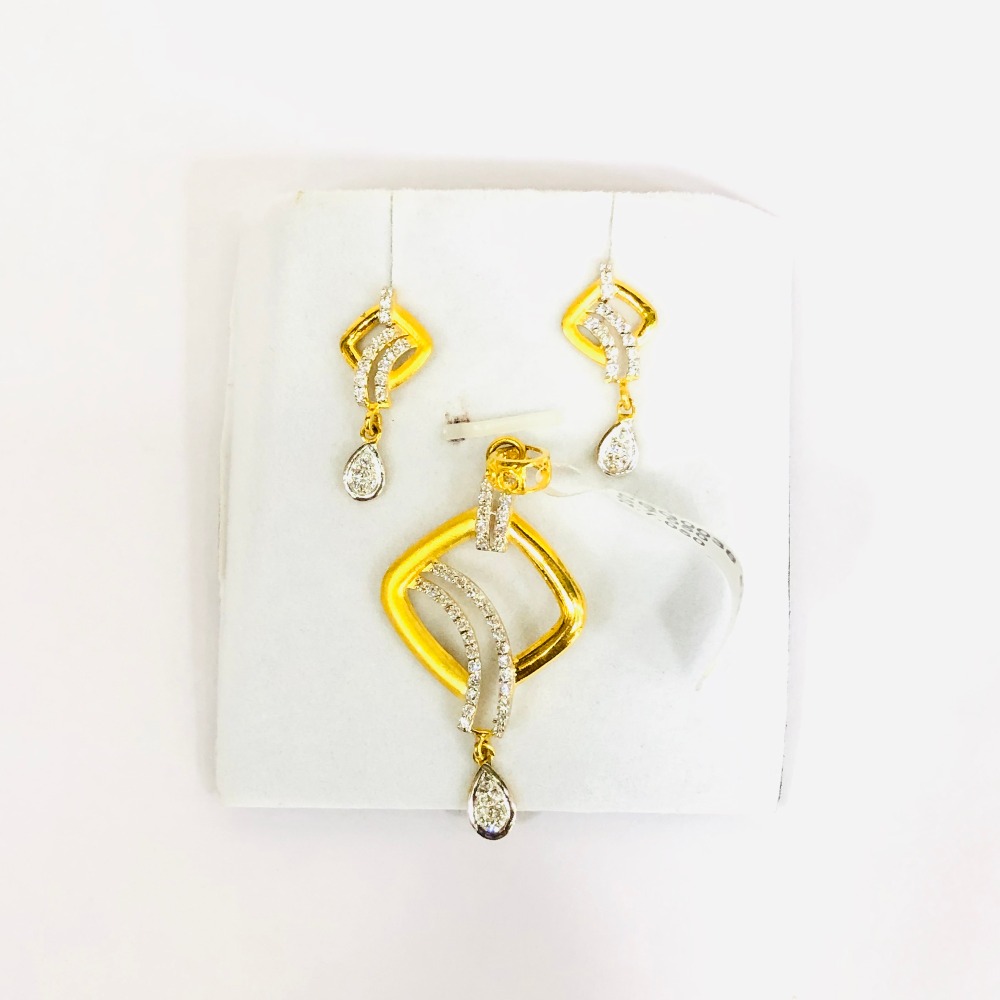 22 Karat, 916 Hall-Marked, Yellow Gold glossy finish square with diamond line continuing to hanging design Pendant With Earrings Set Jkp019
