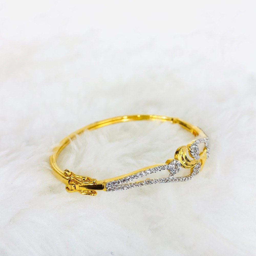 22kt, 916 hall-marked, yellow gold freestyle resembling floral traditional design with diamonds hand band for women nmj - Image 2