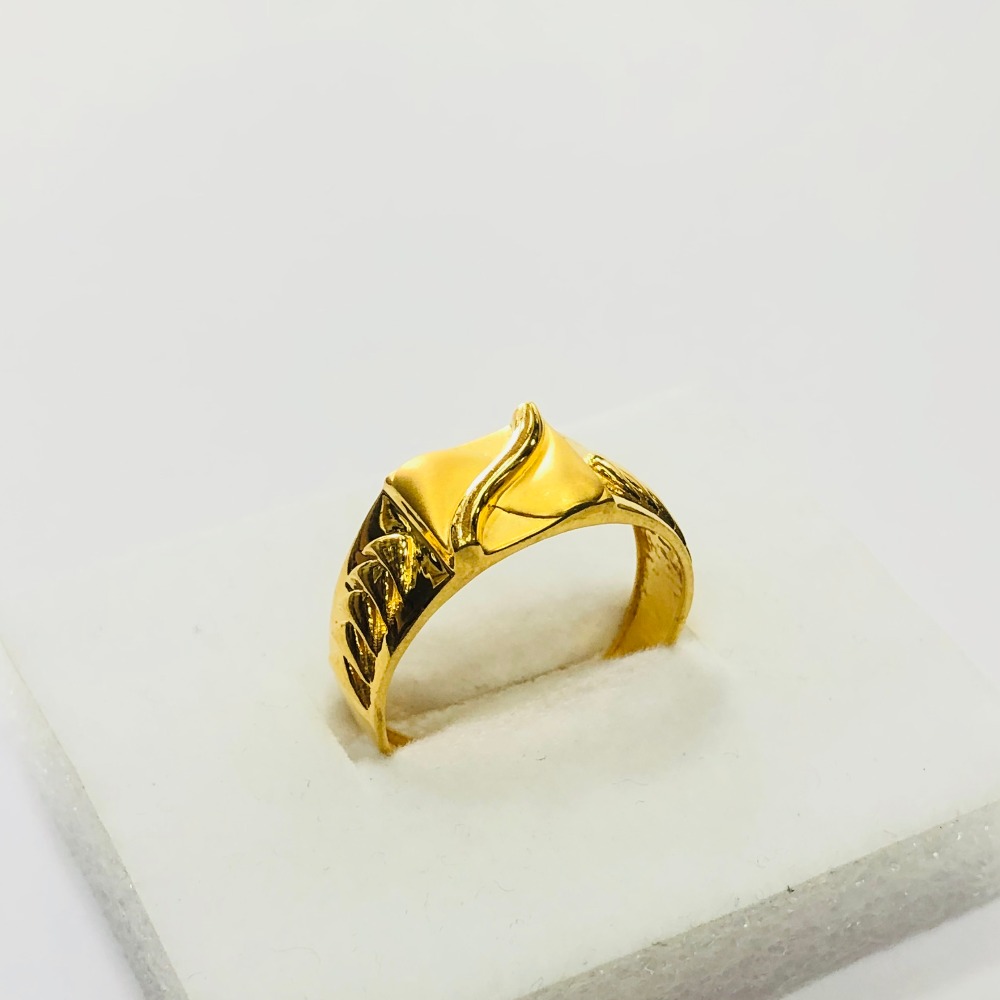 22kt, 916 hm, yellow gold Curved line design ring for men jkr224