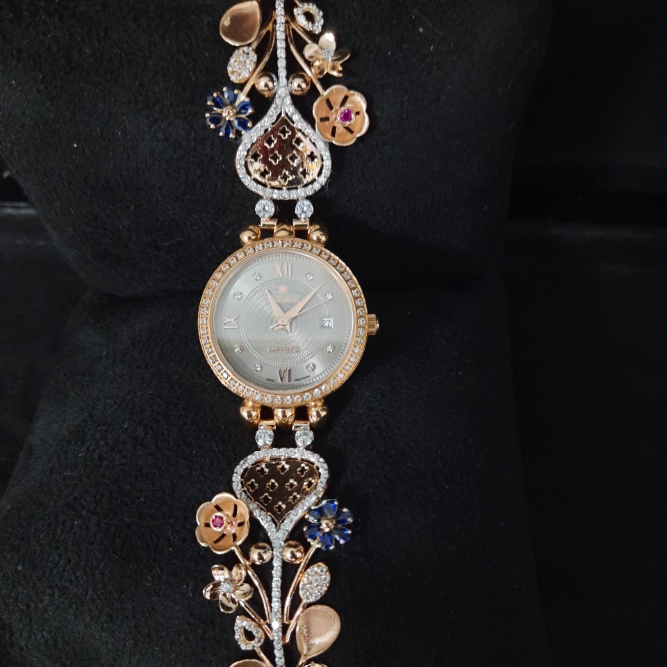 DESIGNING FANCY GOLD LADIES WATCH