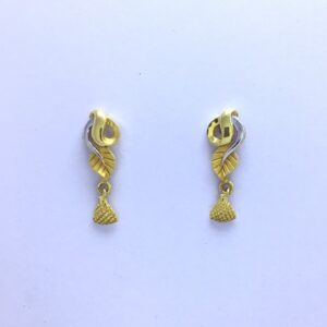 designing fancy gold earrings