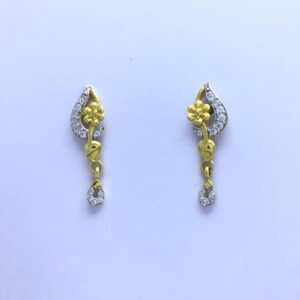 designing fancy flower gold earrings