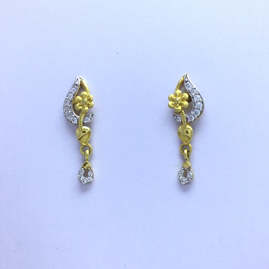 designing fancy flower gold earrings