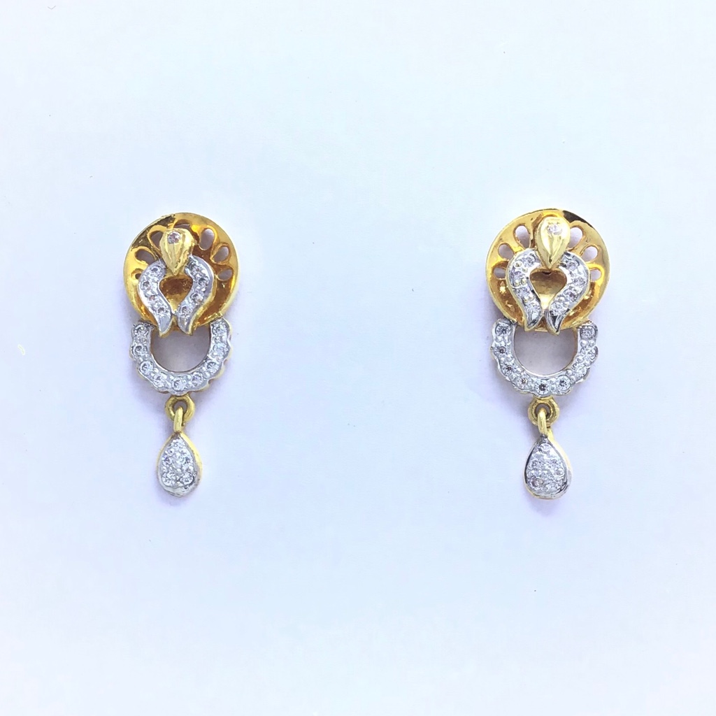 designing fancy gold earrings