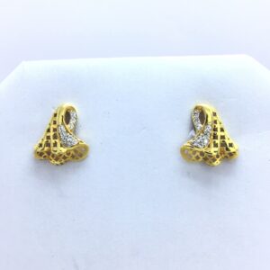 designing fancy gold earrings