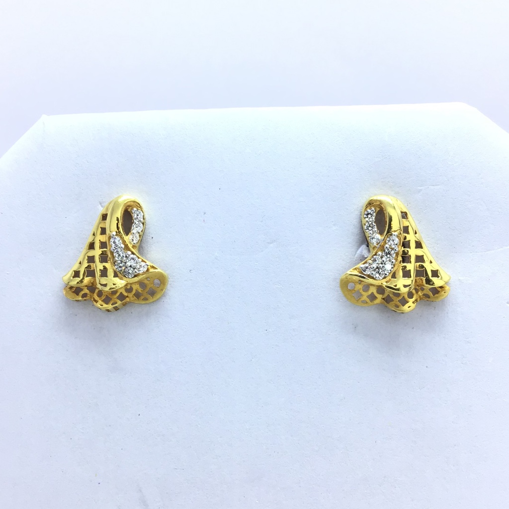 designing fancy gold earrings
