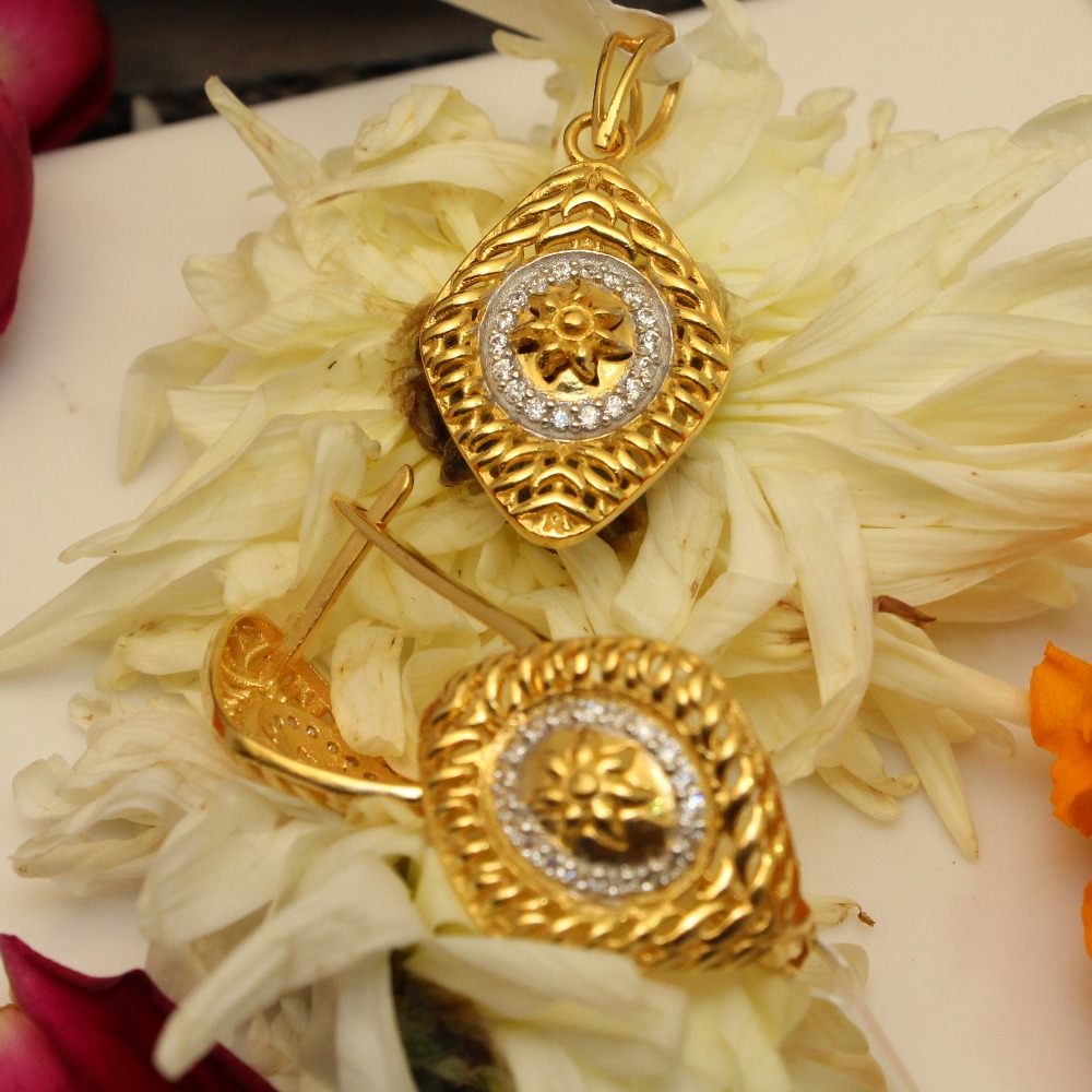 22KT Gold Modern Pendant Set