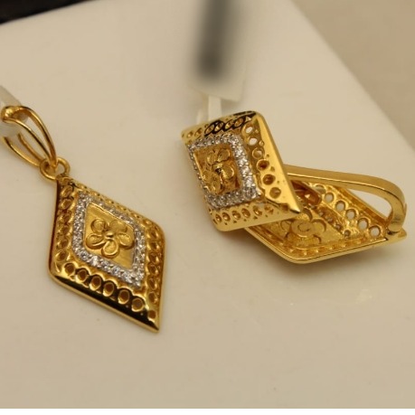 Modern 916 Gold Ladies Pendant Set