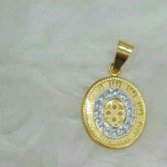 916 Gold Designer Round Pendant