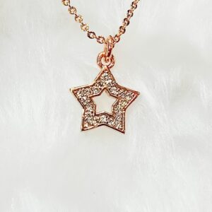 delicate dimond pendent with delicate chain