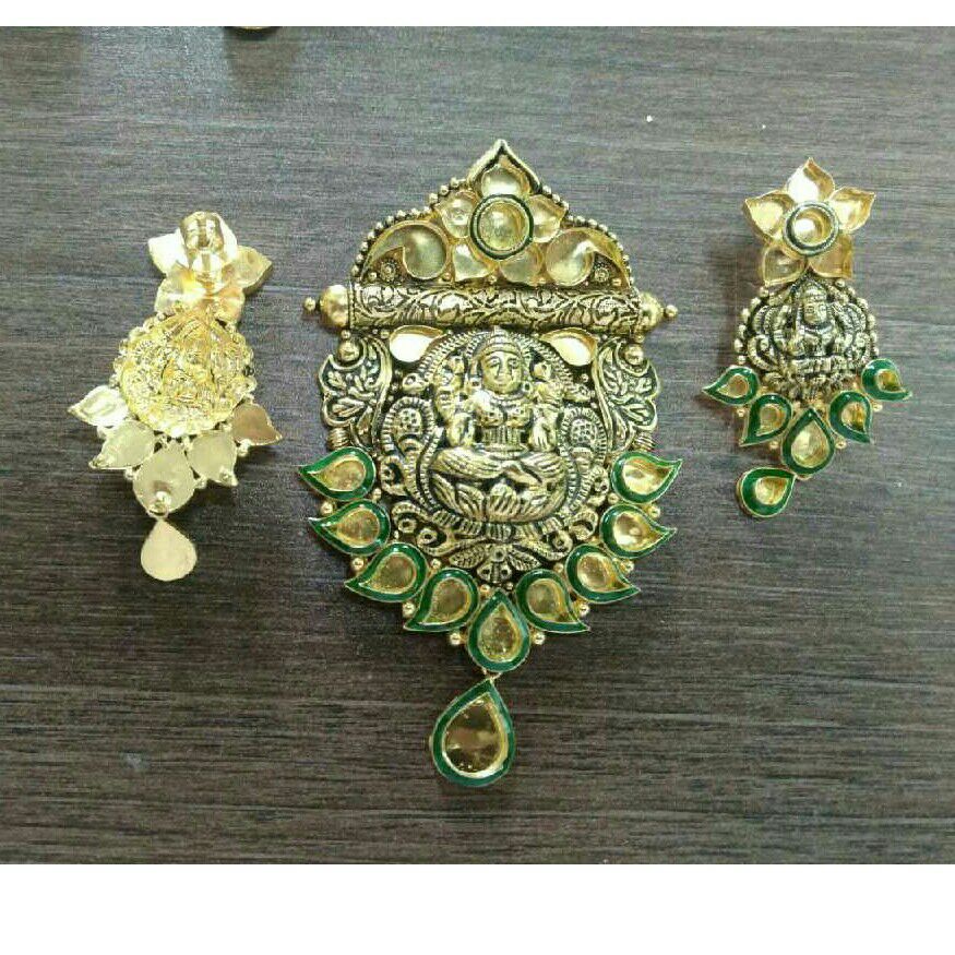 22K / 916 Gold Temple Chitrai Pendant Set