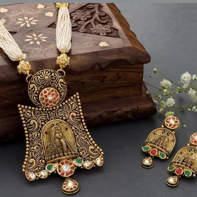 Antique pendent butti with moti mala