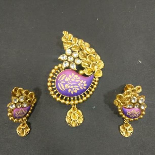 Antique pendent butti
