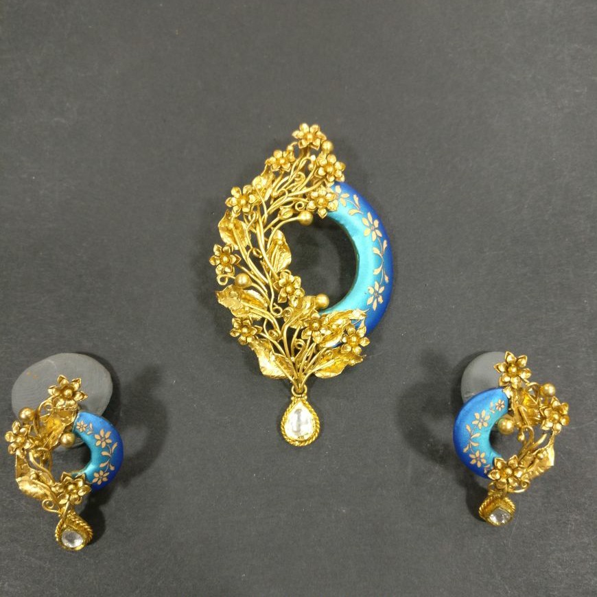 Antique pendent butti