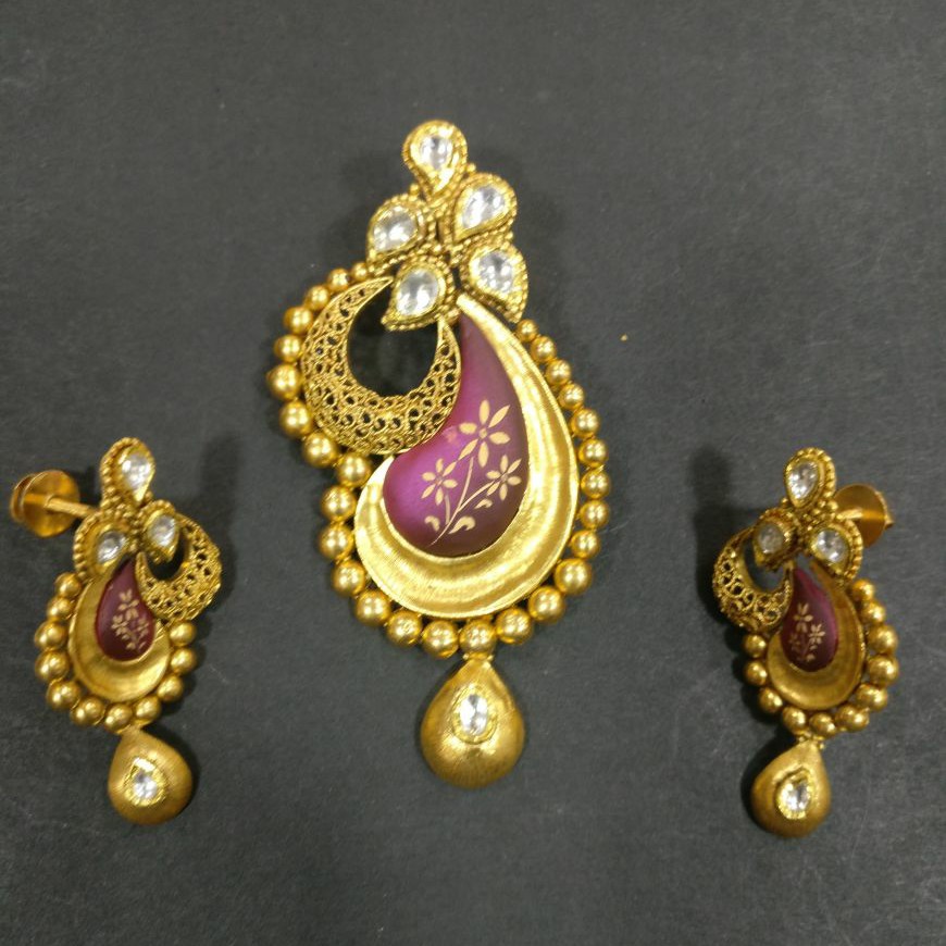 Antique pendent butti