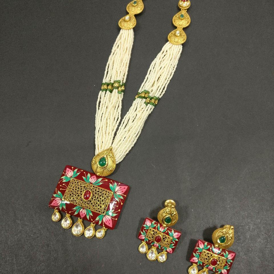 Mina pendent butti