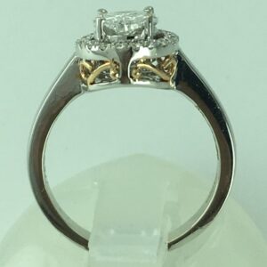 18K / 750 Diamond Round Shape Center Stone Ring