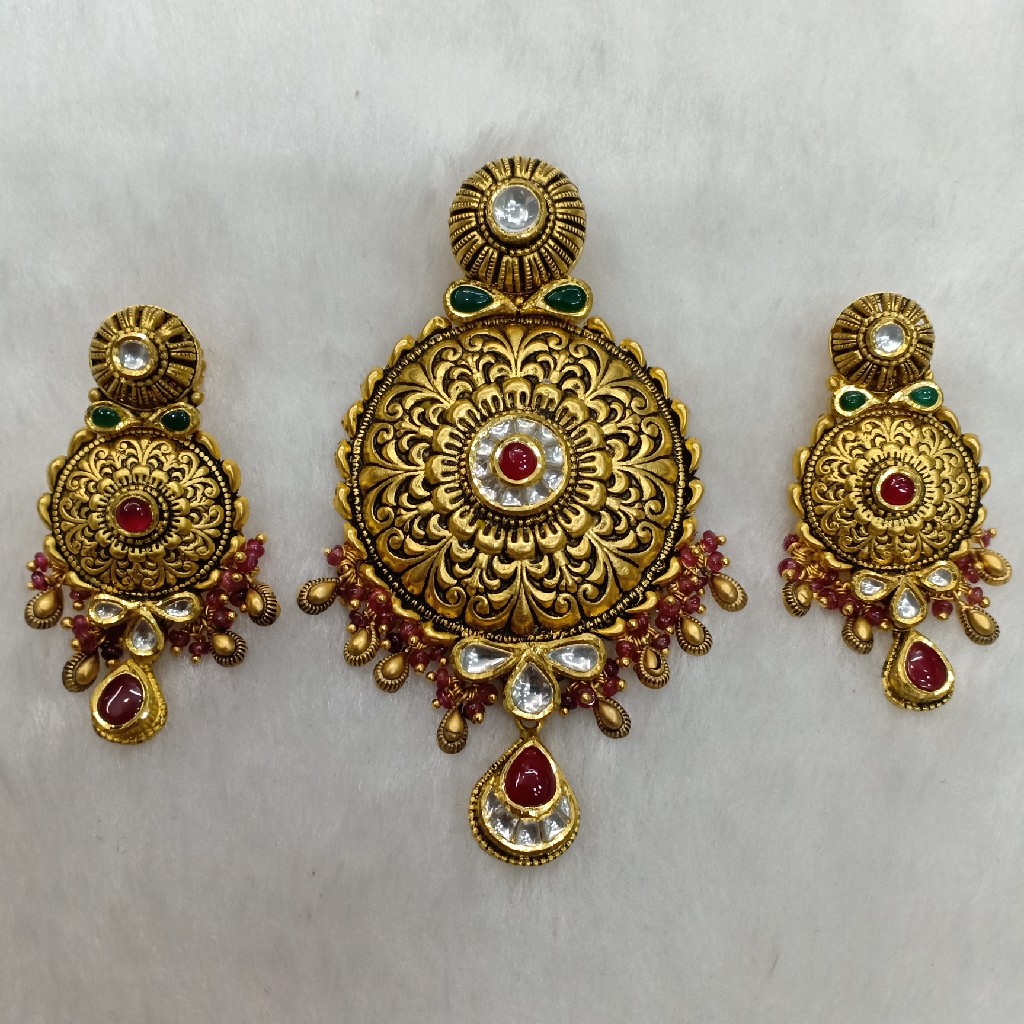 22k antiques pendant set