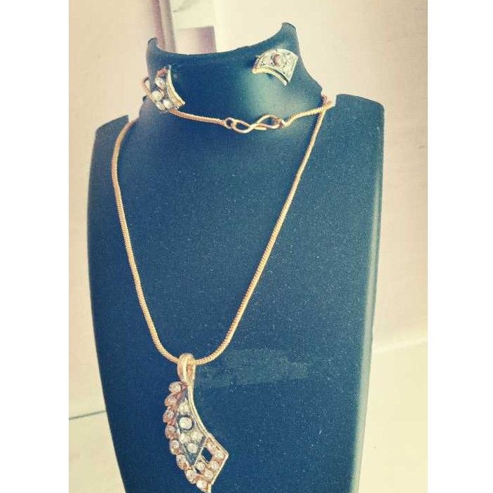 Trendy Light Weight Ladies Necklace Set