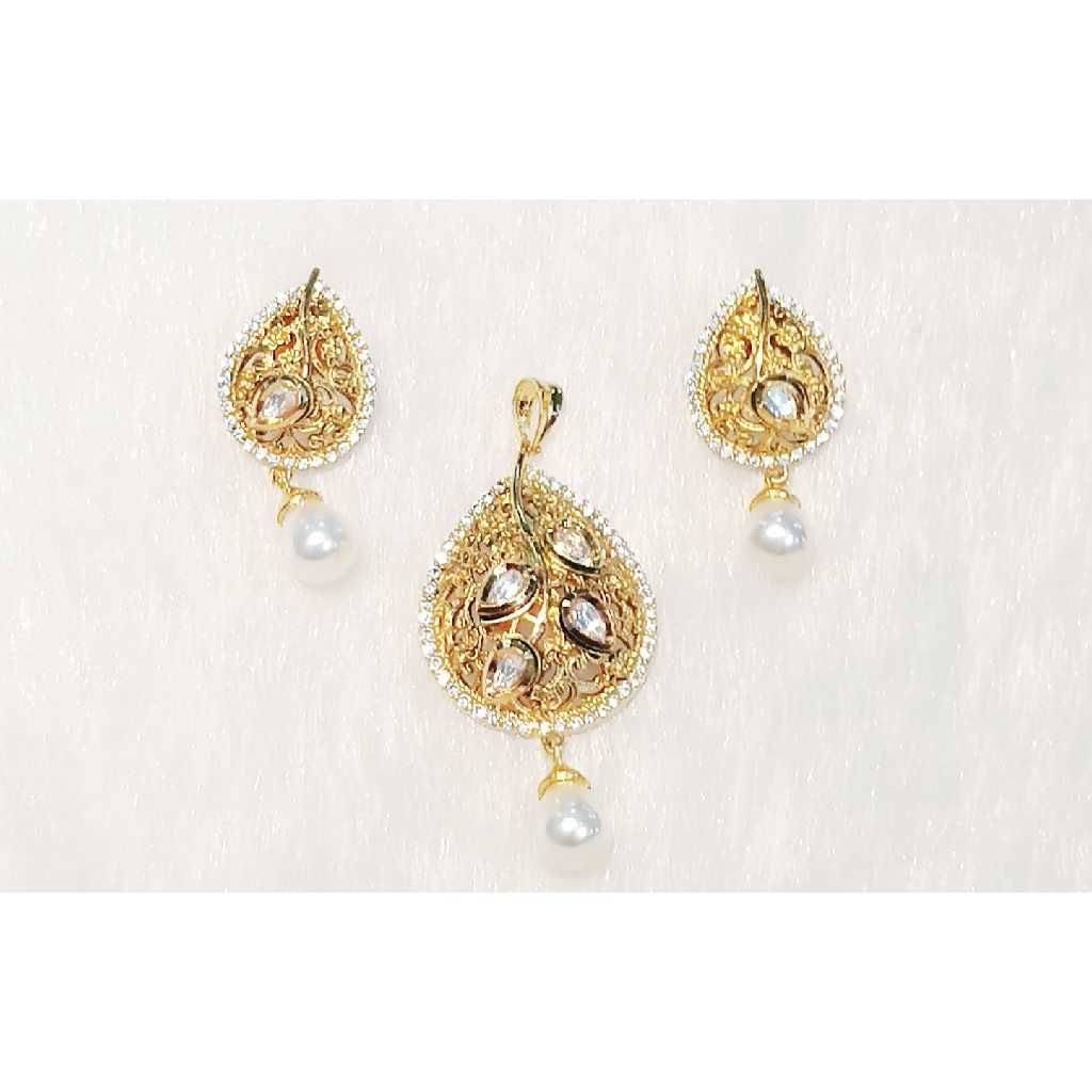 Elegant Attractive Pendant set