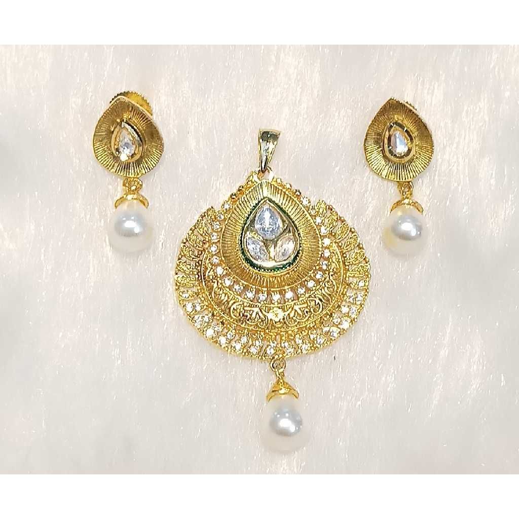 Exclusive Kundan Pendant set