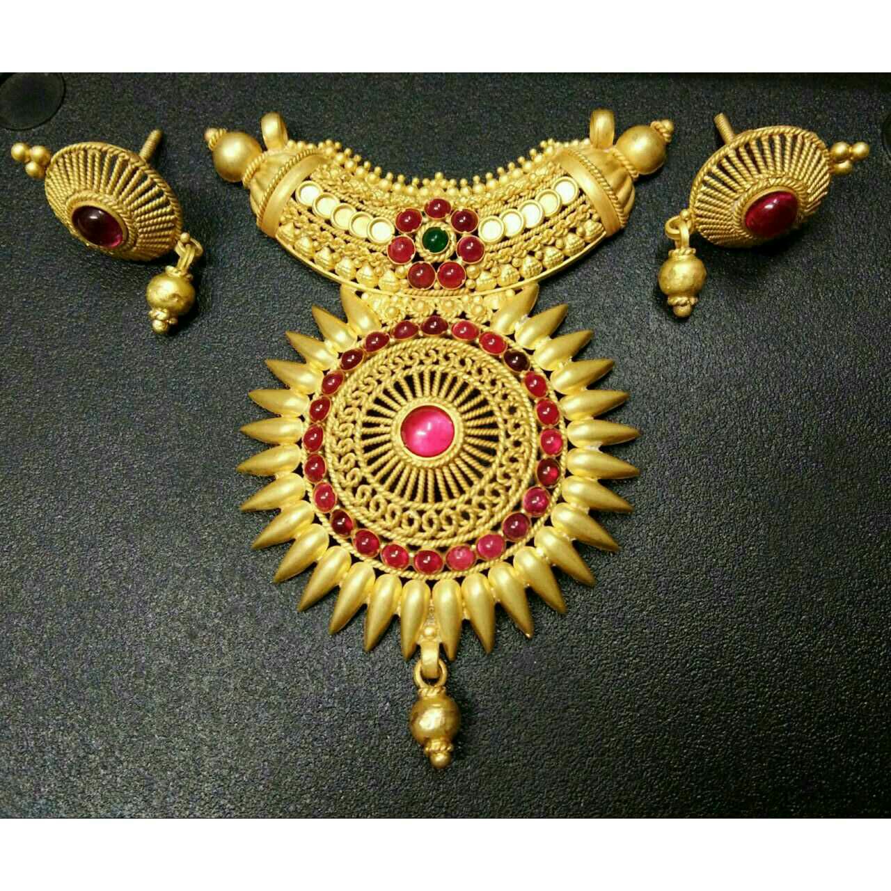 22KT Gold Ladies Indian Pendant Set