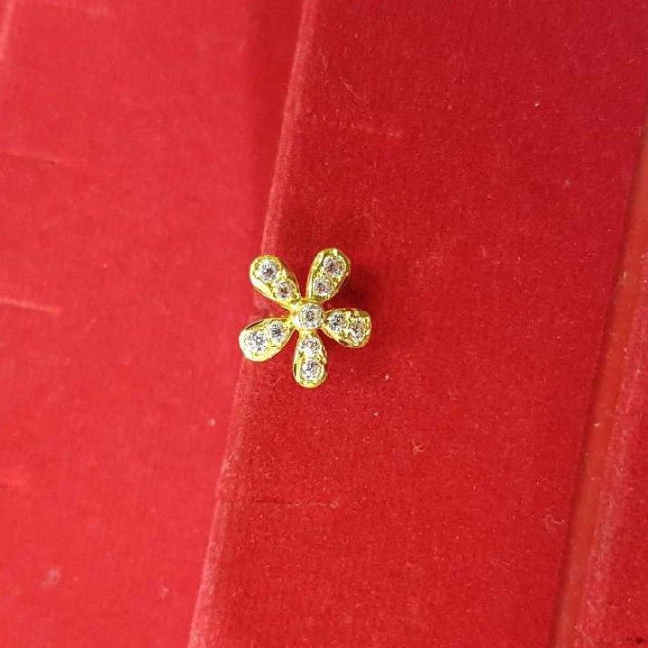 18K / 750 Indian Flower Nosepin (Nath)