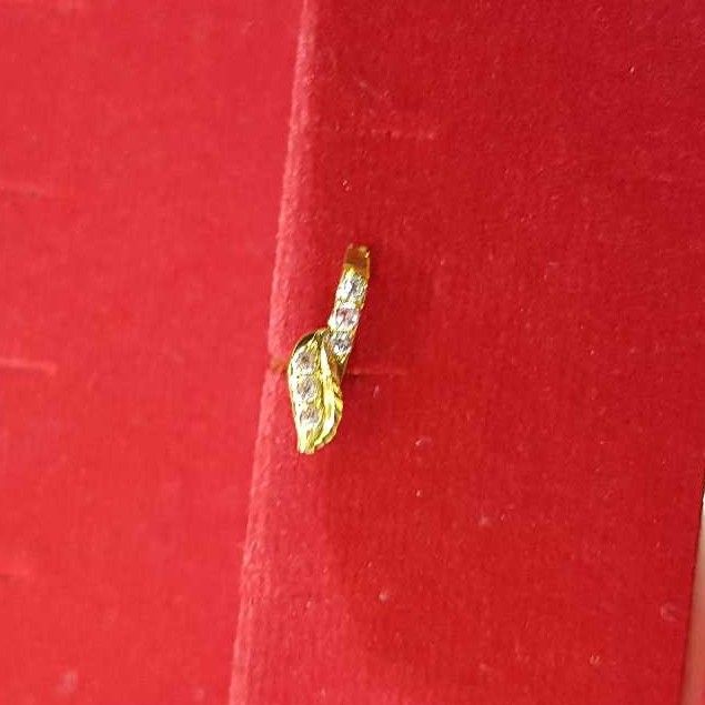 18KT Ladies Yellow Gold Leaf Shaped Nosepin