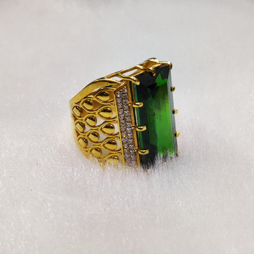 916 Gold Fancy Gent's Green Stone Ring - Image 3