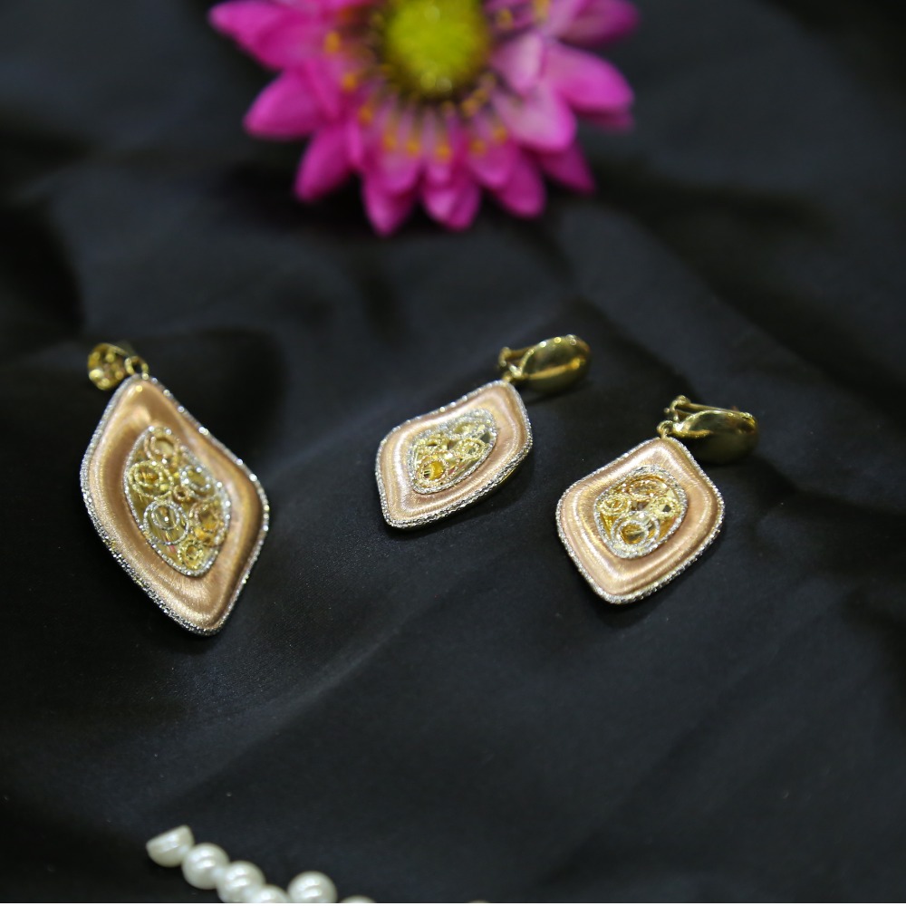 Gold Ladies Indo-Italian Ladies Fancy Pendant Set