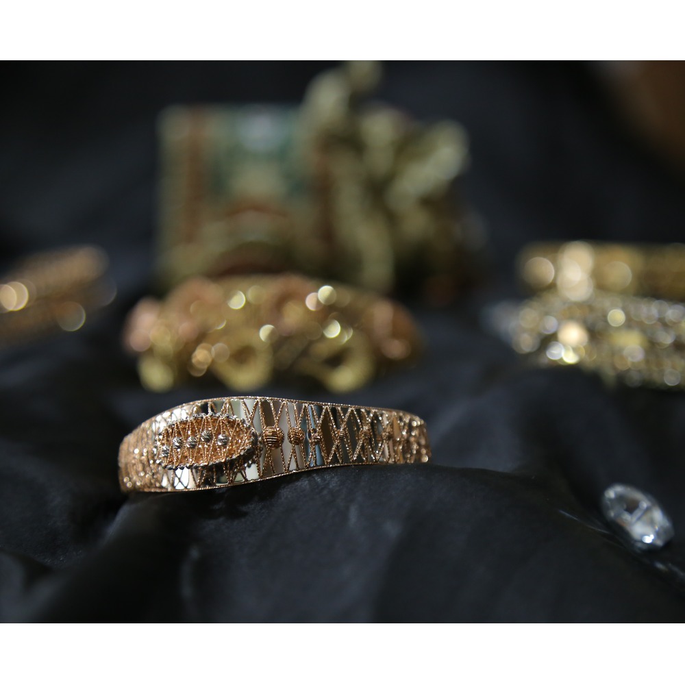 18KT Gold Ladies Indo-Italian Designer Kada