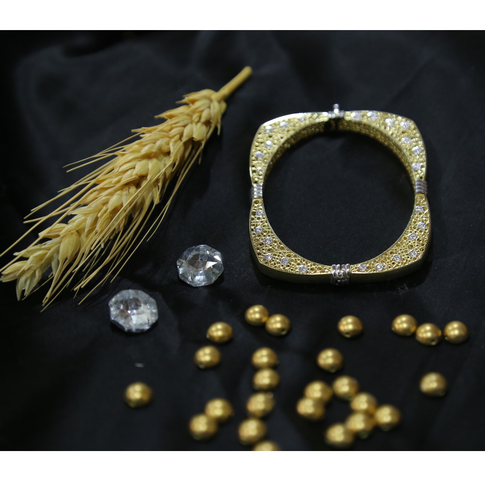 18KT Gold Ladies Indo-Italian Fancy Kada