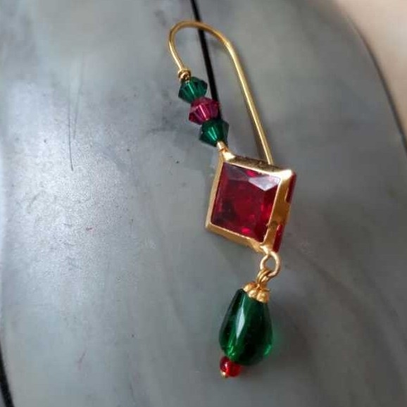 18K Gold Ladies Indian Fancy Stone Butti
