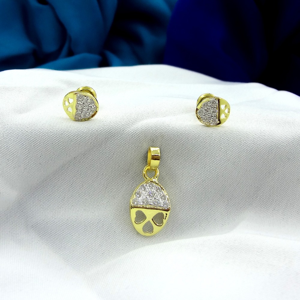 Circular flower shape 22 kt gold pendant set