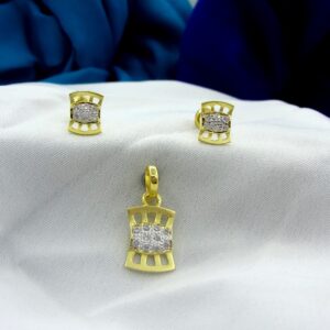 Fancy jali design 22 kt gold pendant set
