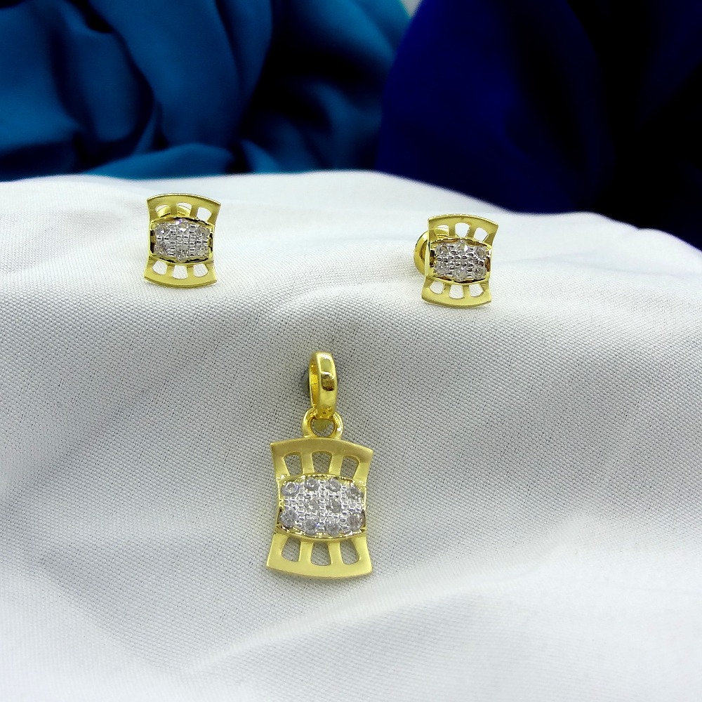 Fancy jali design 22 kt gold pendant set