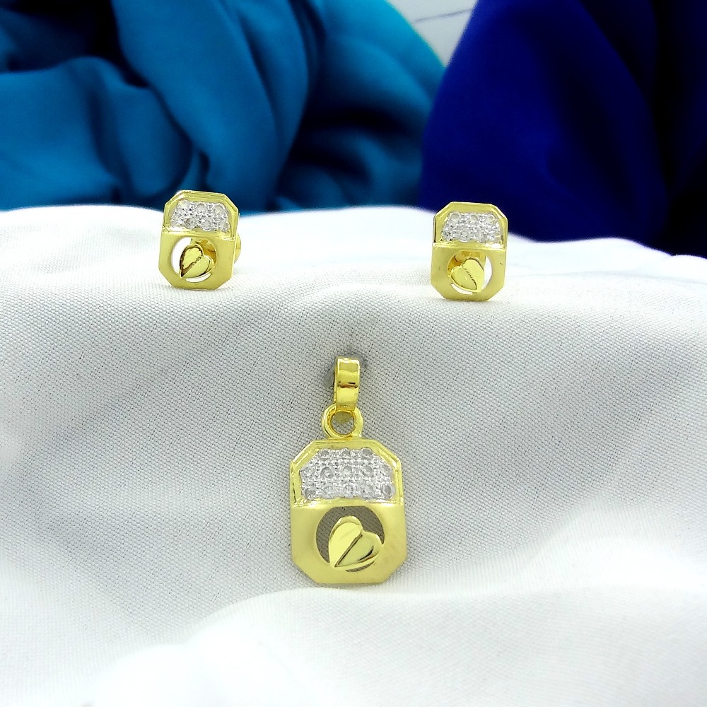 Lovely heart shape 22 kt gold pendant set