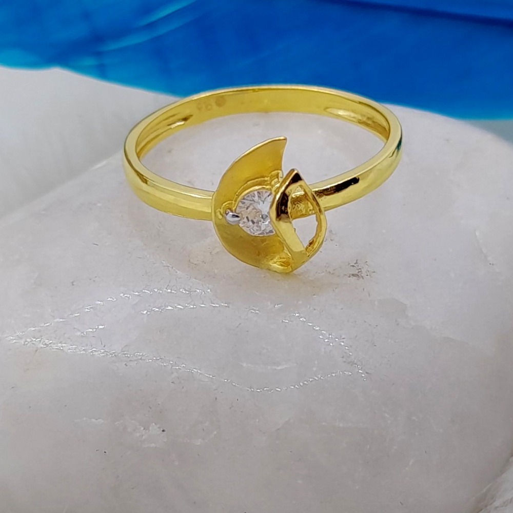 Amazing 22 kt gold solitare ladies ring