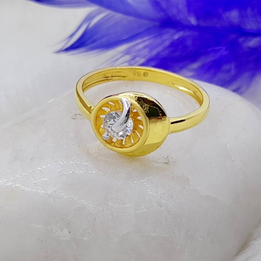Elegant 22 kt gold solitare ladies ring