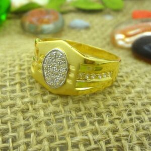Elegant central oval 22 kt gold gents ring