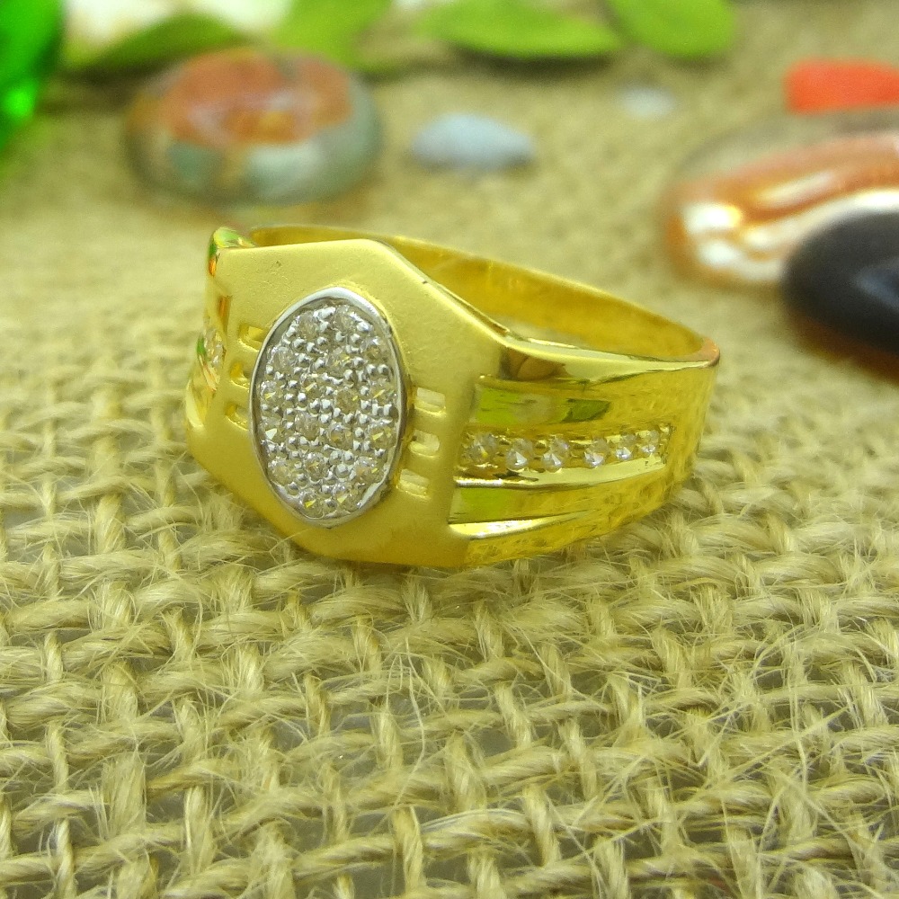 Elegant central oval 22 kt gold gents ring